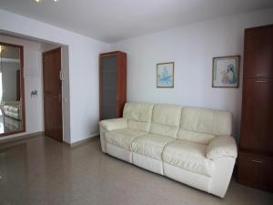 Apartamento con Vista al Mar y Piscina Comunitaria - ES-228-152
