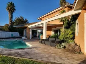 Grande villa entre mer et montagne - Bompas