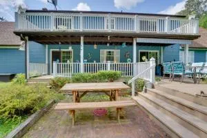 Pittsfield Home with Deck - 12 Mi to Jiminy Peak! - بيتسفيلد