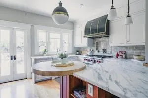 1907 Stone House - King Bed, Office, Crib, Toys - Hillcrest