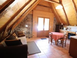 Maisons de vacances Gite Saint-Paul-de-Salers, 3 pieces, 4 personnes - FR-1-742-129 : photos des chambres