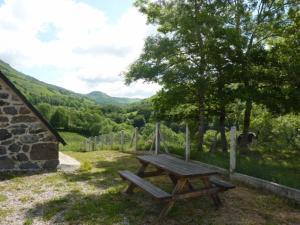 Maisons de vacances Gite Saint-Paul-de-Salers, 3 pieces, 4 personnes - FR-1-742-129 : photos des chambres