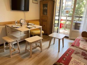 Location Risoul 1850 : Appartement 5 couchages, Proximité Commerces et Téléski, Balcon Sud - FR-1-330-566