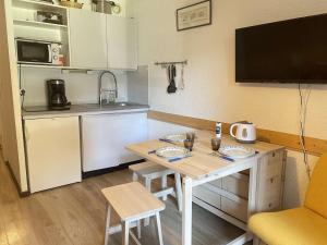 Location Risoul 1850 : Appartement 5 couchages, Proximité Commerces et Téléski, Balcon Sud - FR-1-330-566