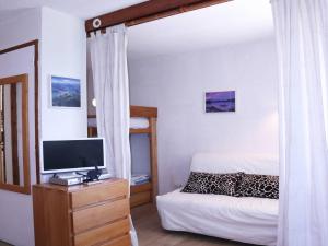 Studio skis aux pieds, 6 pers, cheminée, billard, WIFI, centre Les Orres - FR-1-322-534