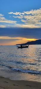 Quarto 100m da praia Pereque