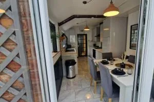 Spacious House with 4-Room Sleeps 8 Ideal for Contractors & Groups ,Family - Smart TV - Netflix - Parking - Birmingham 20min M6 J9 - 温斯伯里