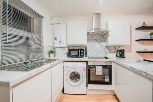 Bright Cosy Cottage with Parking and Outdoor Patio