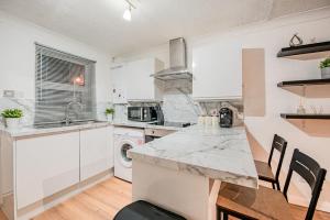 Bright Cosy Cottage with Parking and Outdoor Patio