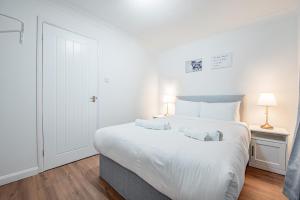 Bright Cosy Cottage with Parking and Outdoor Patio