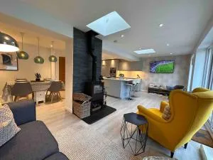 Contemporary, Open Plan, 3 Bedroom House in Hereford - Sleeps 5-6 - Burghill