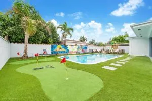 6BR Ultimate Retreat Pool, Sports Court & BBQ L10 - Westchester