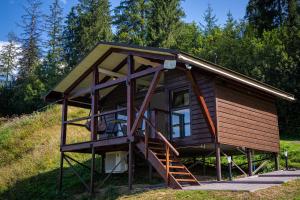 Lisoviy Zatyshok, z vidkrutum litnim baseynom,чан-джакузі