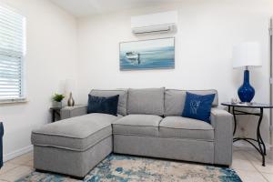 Cozy and Comfortable One Bedroom Efficiency! 5 Blocks to the Beach!