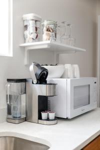 Cozy and Comfortable One Bedroom Efficiency! 5 Blocks to the Beach!