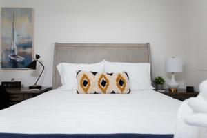 Cozy and Comfortable One Bedroom Efficiency! 5 Blocks to the Beach!