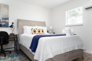 Cozy and Comfortable One Bedroom Efficiency! 5 Blocks to the Beach!