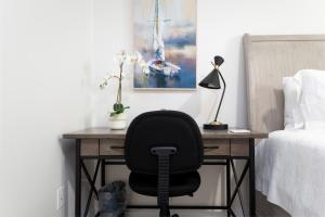 Cozy and Comfortable One Bedroom Efficiency! 5 Blocks to the Beach!