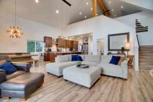 Modern Donnelly Cabin with Private Hot Tub - 3hvězdičkové hotely ve městě Donnelly