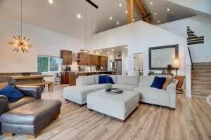 Modern Donnelly Cabin with Private Hot Tub - Donnelly