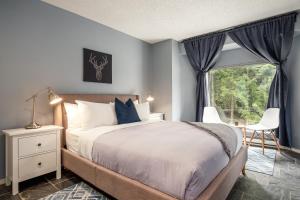 2BR plus Den in The Gables, Dog Friendly, Near Both Mountains, Wood Burning Fireplace, Free Parking