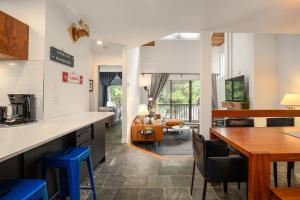 2BR plus Den in The Gables, Dog Friendly, Near Both Mountains, Wood Burning Fireplace, Free Parking