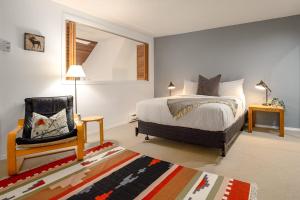 2BR plus Den in The Gables, Dog Friendly, Near Both Mountains, Wood Burning Fireplace, Free Parking