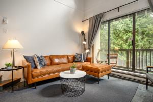 2BR plus Den in The Gables, Dog Friendly, Near Both Mountains, Wood Burning Fireplace, Free Parking