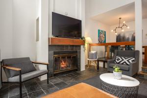 2BR plus Den in The Gables, Dog Friendly, Near Both Mountains, Wood Burning Fireplace, Free Parking