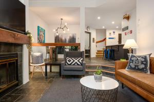 2BR plus Den in The Gables, Dog Friendly, Near Both Mountains, Wood Burning Fireplace, Free Parking