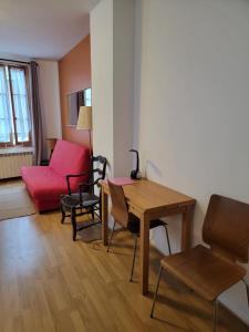 Appartements Logements A 2 PETITS PAS : photos des chambres