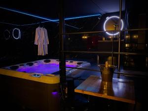 Love hotels Loveroom avec jacuzzi 01 : photos des chambres