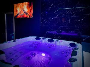 Love hotels Loveroom avec jacuzzi 01 : photos des chambres