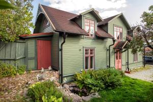 2 Bed House Sleeps 4 with Garden & Free Parking