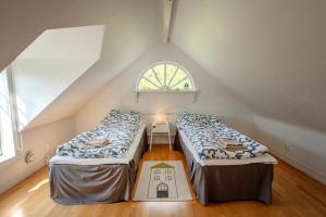 2 Bed House Sleeps 4 with Garden & Free Parking