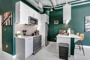NYC Styled Loft In DTLA, sleeps 4 with Free Parking!