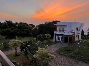 2 BHK Private Villa - Air Conditioned - Free Wifi - Swimming Pool - No Alcohol Zone - Easy Stays Yelagiri