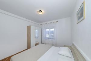 Apartments by the sea Tkon, Pasman - 8302