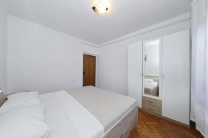 Apartments by the sea Tkon, Pasman - 8302