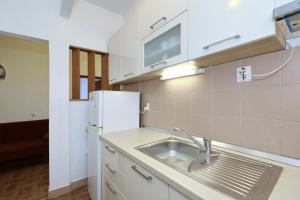 Apartments by the sea Tkon, Pasman - 8302