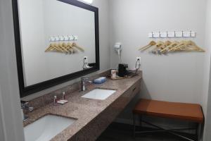 King Room with Spa Bath room in Econo Lodge Cheraw Market Street