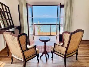 La Plage Flaner Beachfront Nusa Penida - Candidasa