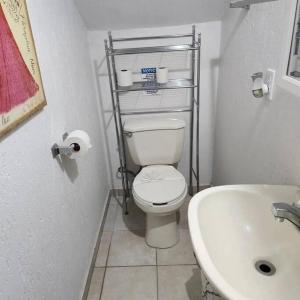 3 bedroom townhouse w garage blocks from the beach