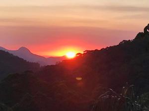 Chalé Pakere Montebello Lumiar - lareira, wi-fi, sauna, piscina - vista incrível - locação do chalé sem prestação de serviços