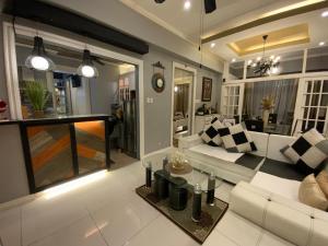 Awesome Eastwood Condo Suite!