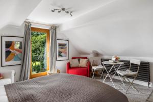 Little Moat - Moat Farm Barns a small modern studio in the garden on our family farm