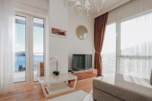 One-Bedroom Apartment with Sea View room in Lux Apartments Sunrior
