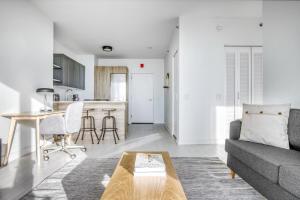 W Loop 1BR w Pool Coworking Gym 1 block to L CHI-523