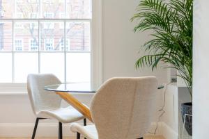 Bright Kings Cross 2 bedroom flat with patio