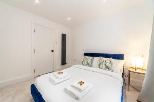Bright Kings Cross 2 bedroom flat with patio